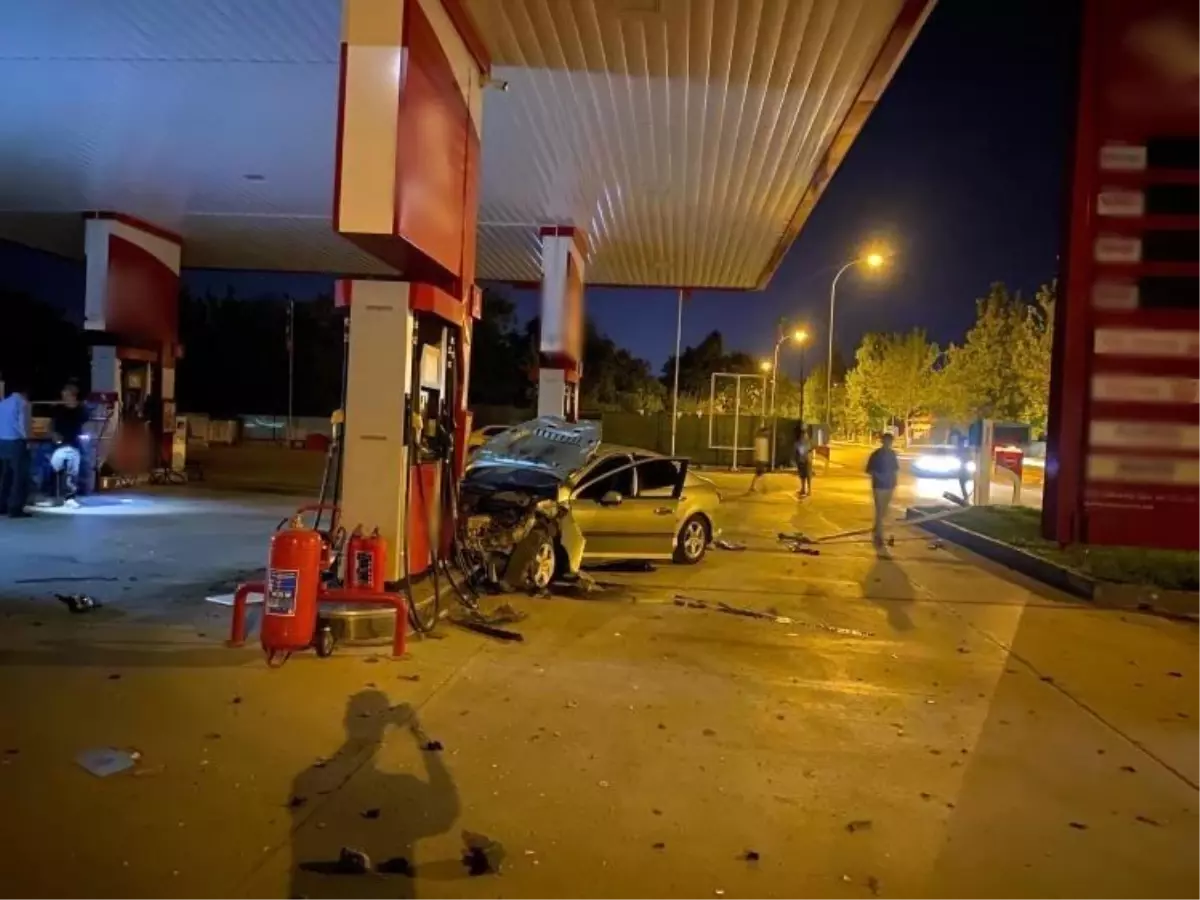 Kırşehir\'de Otomobil Benzin İstasyonuna Dalması Kamerada