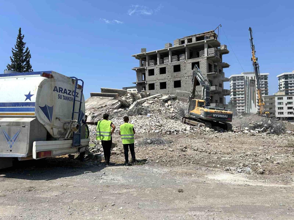 İskenderun\'da depremde hasar alan bina kontrollü olarak yıkıldı
