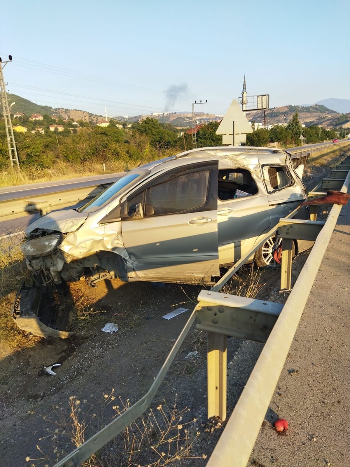 Karabük\'te Hafif Ticari Araç Kazası: 1 Ölü, 2 Yaralı
