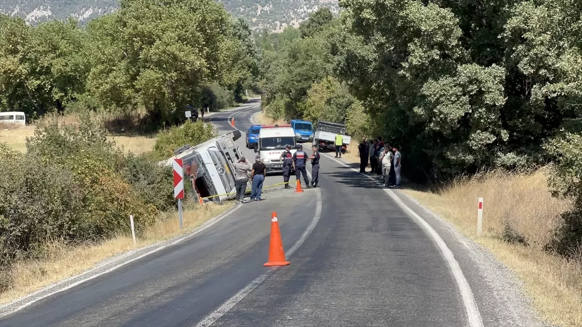 Kütahya\'da Kamyon Şarampole Devrildi, Sürücü Hayatını Kaybetti