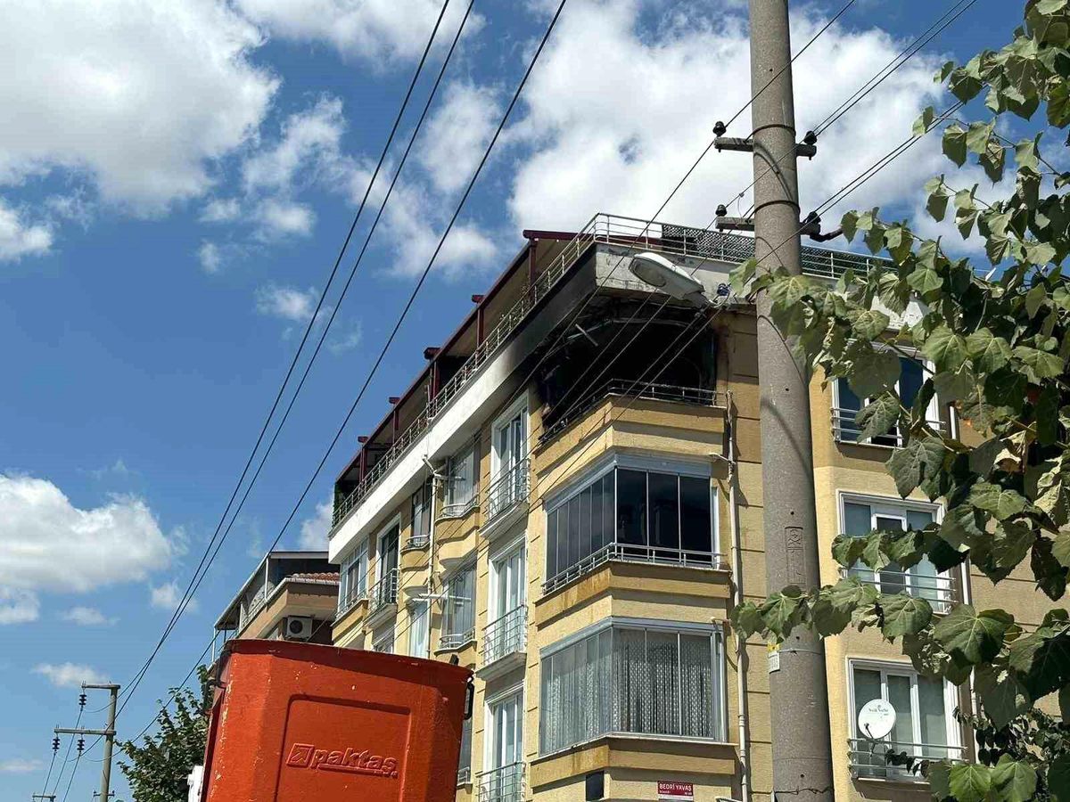Lüleburgaz\'da bir evin balkonunda çıkan yangın söndürüldü