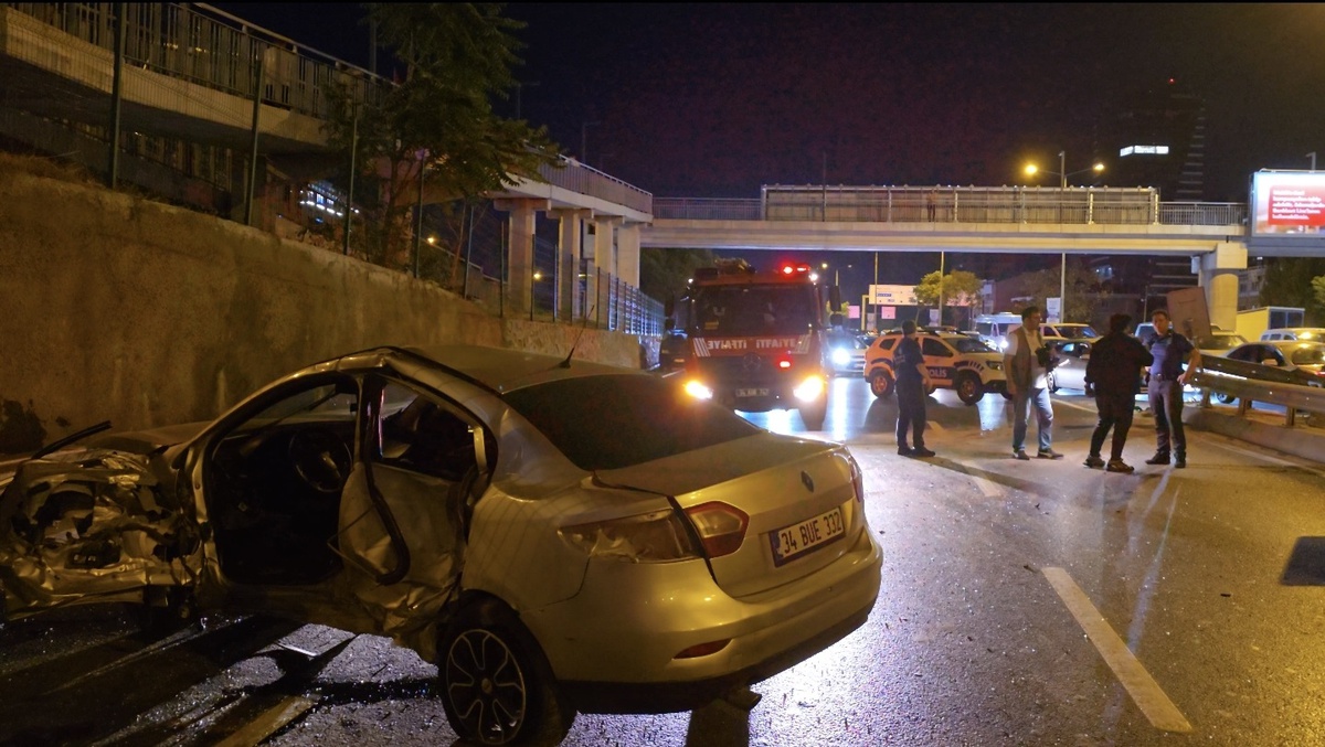 Maltepe\'de Yan Yola Girmek İsteyen Sürücü Kaza Yaptı