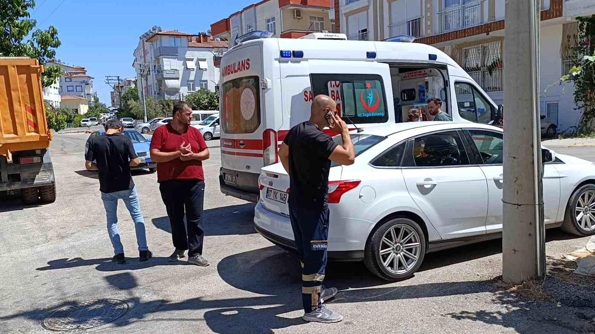 Manavgat\'ta motosikletin otomobile çarpması sonucu sürücü yaralandı