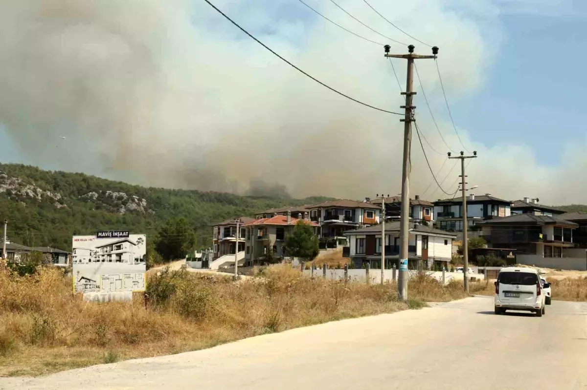 Muğla\'da Orman Yangınında Dev Yangın Bulutları Gökyüzünü Kapladı