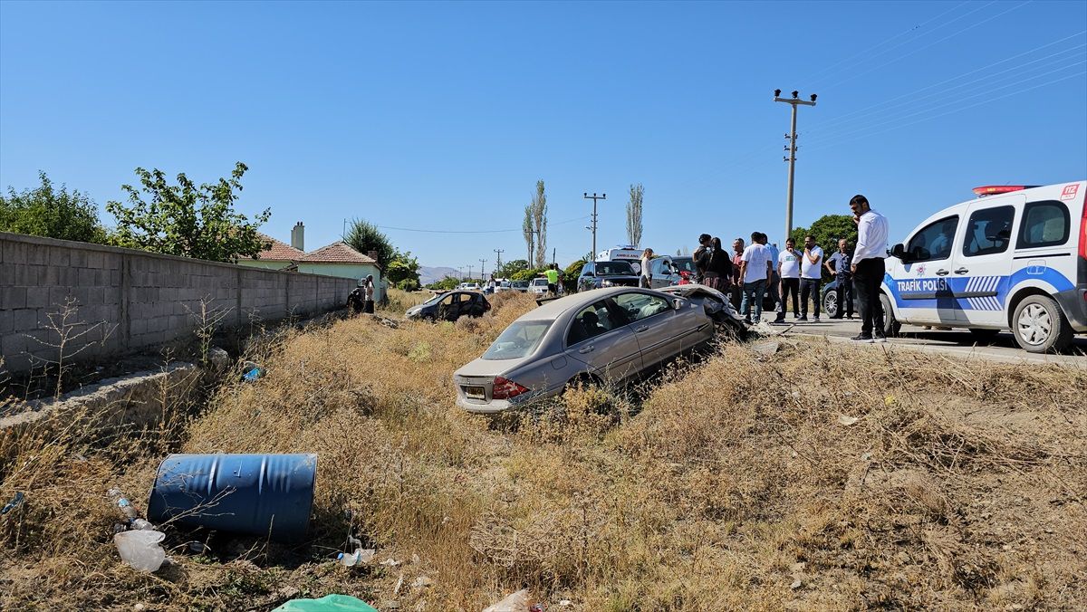 Konya\'da yabancı plakalı otomobille kaza: 1 yaralı