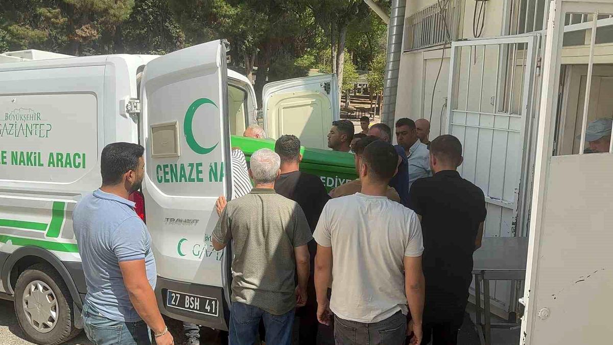Gaziantep\'te park halindeki araca çarpan genç hayatını kaybetti