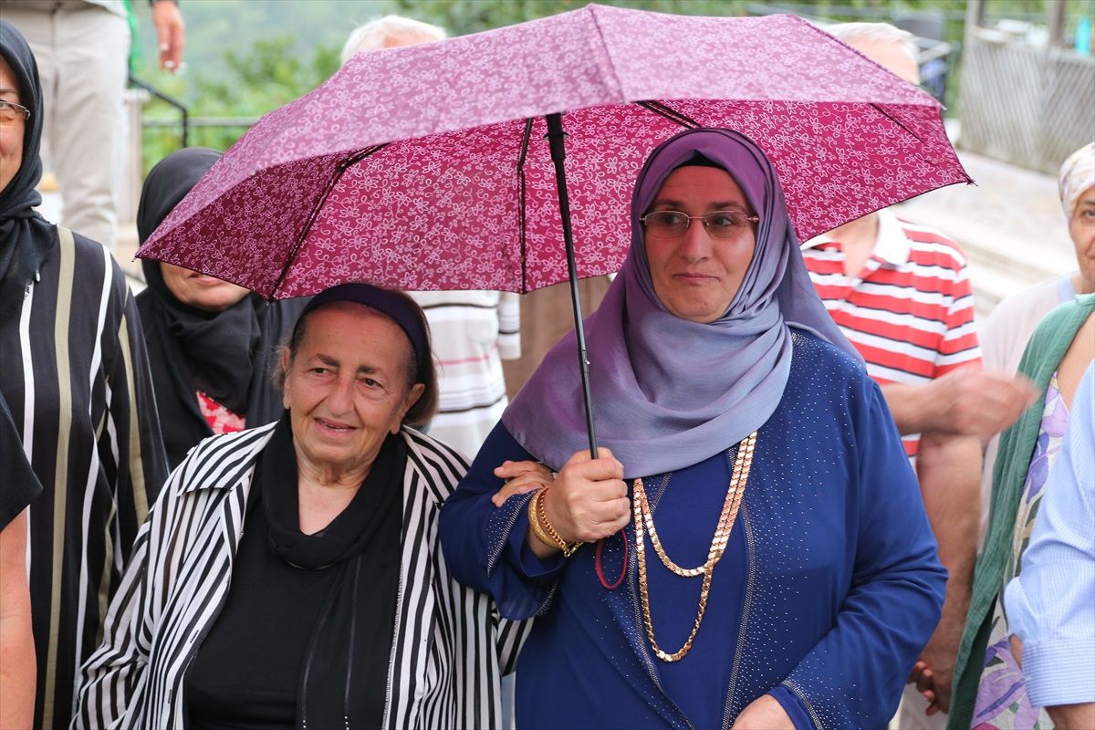 Rizeli çift, 36. yıl dönümlerinde düğünlerini yaparak mutluluğu paylaştı