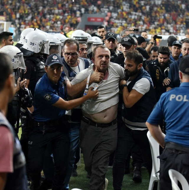 Sahaya nasıl girdiği merak ediliyordu! Ali Koç'a saldıran kişiyle ilgili dikkat çeken detay