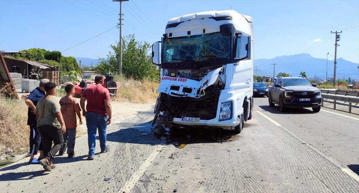 Sakarya\'da iki tır çarpıştı, bir kişi yaralandı