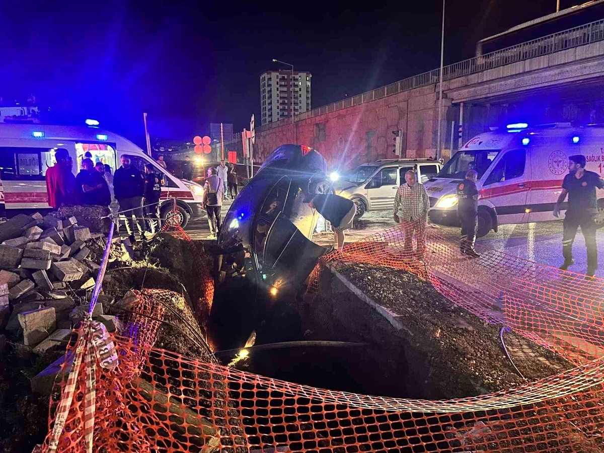 Sivas\'ta Hafif Ticari Araçla Otomobil Çarpıştı: 5 Yaralı