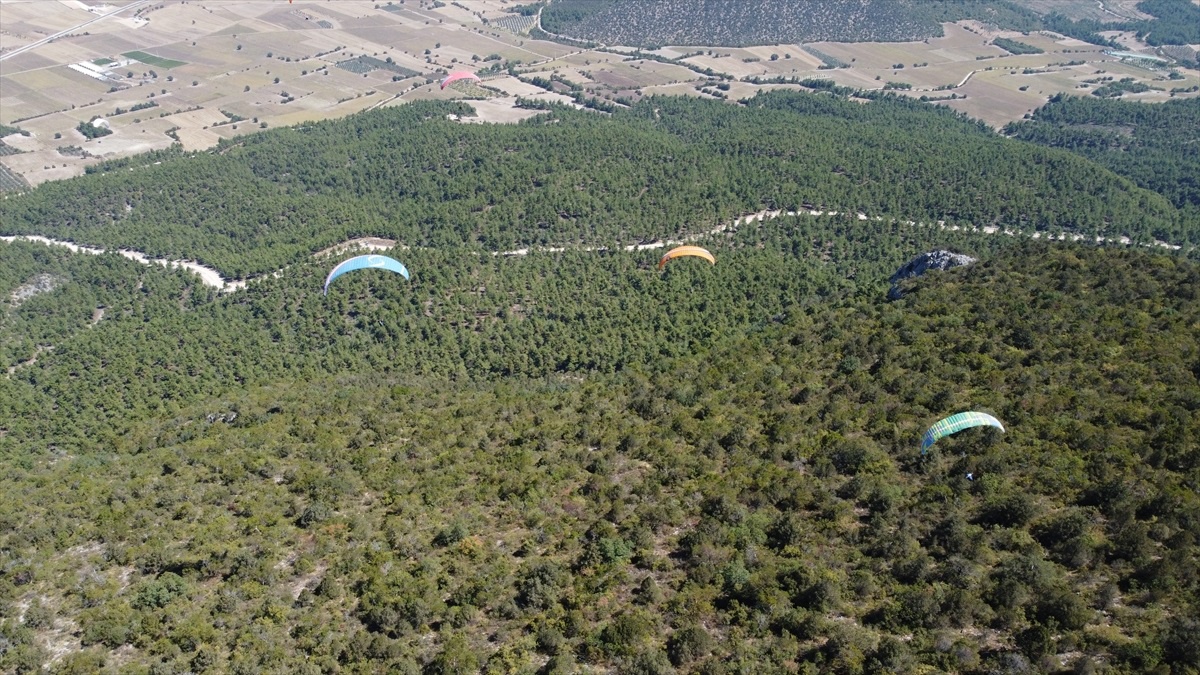 Bilecik\'te Yamaç Paraşütü Etkinliği Devam Ediyor