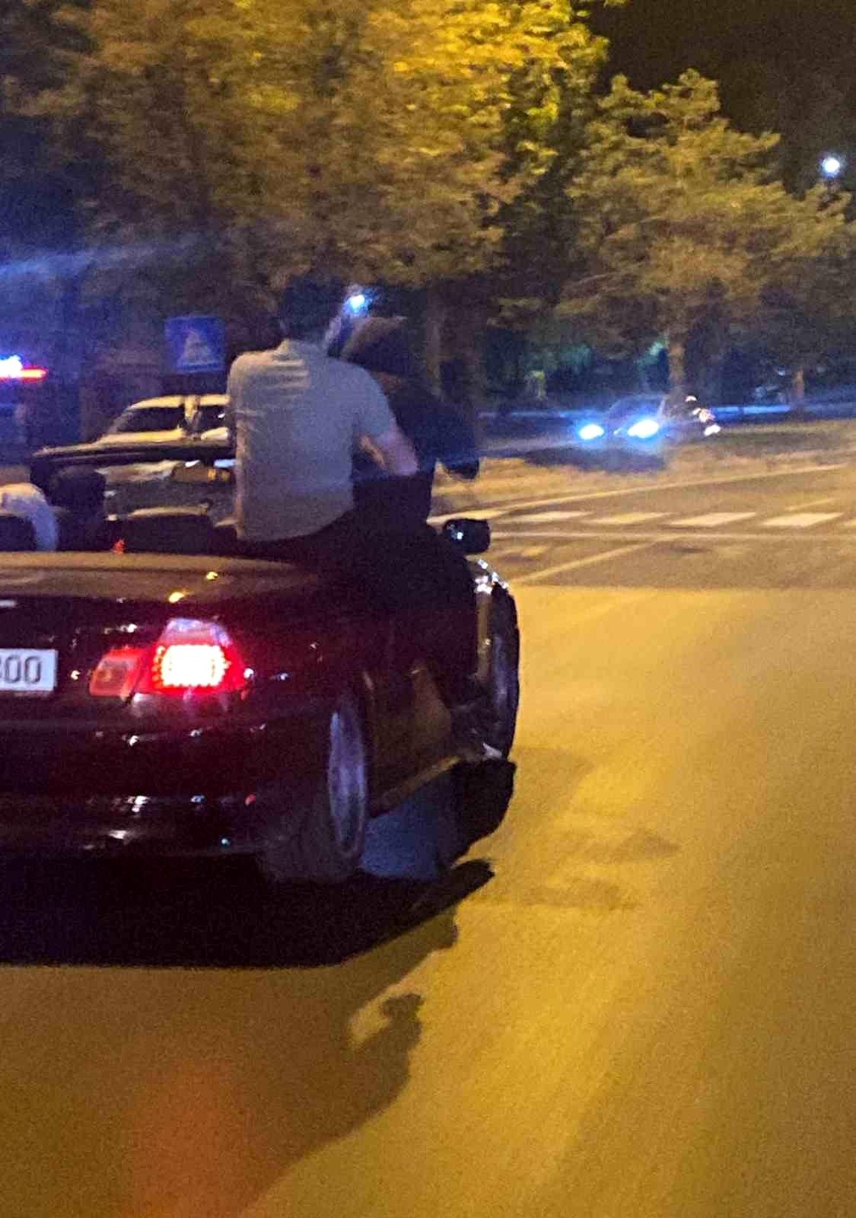 Kayseri\'de trafikte seyir halinde olan üstü açık arabadan sarkan 2 kişi yürekleri ağıza getirdi