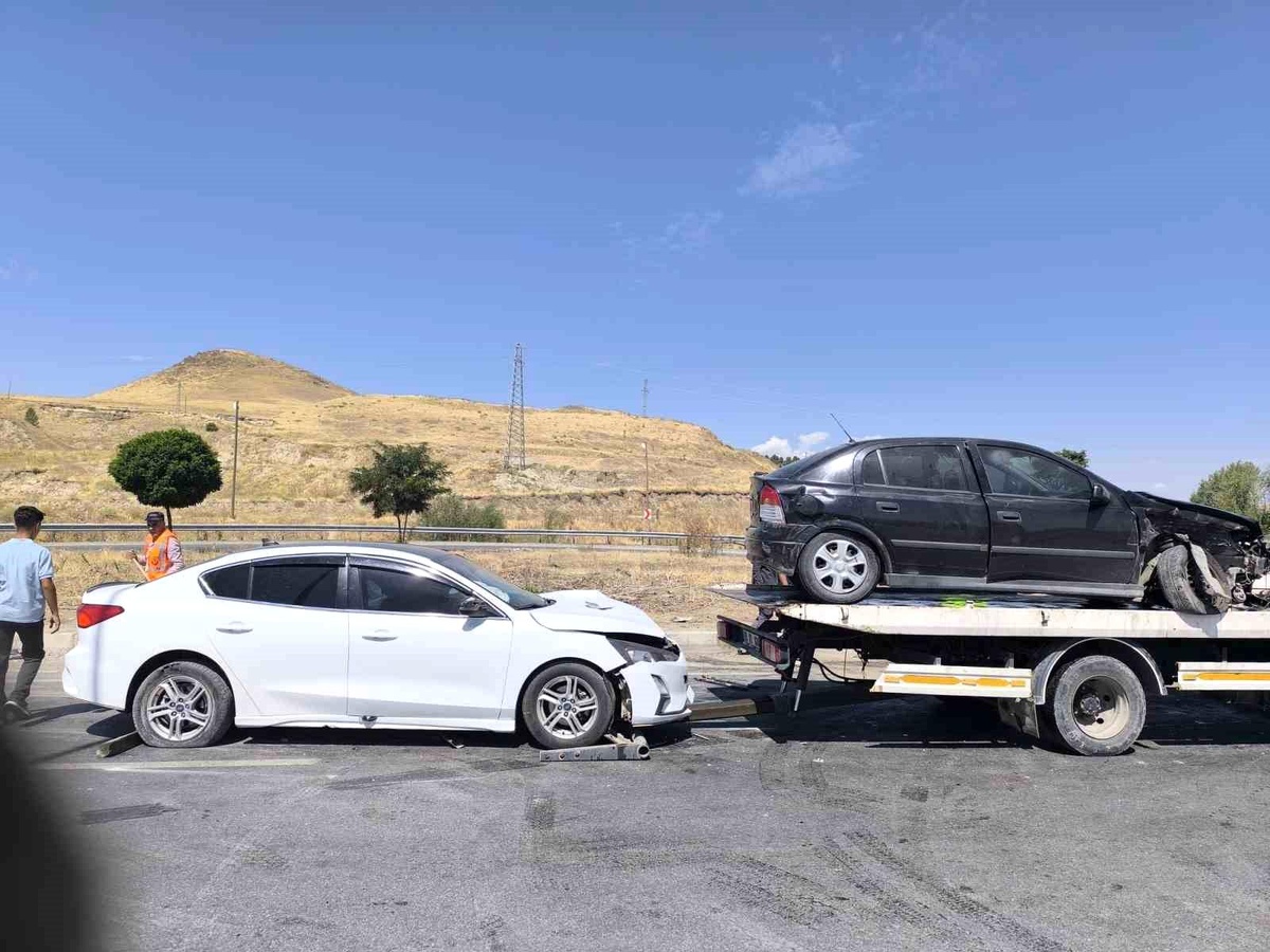Van-Erciş Karayolunda Otomobil Çarpışması: 2 Kişi Yaralandı