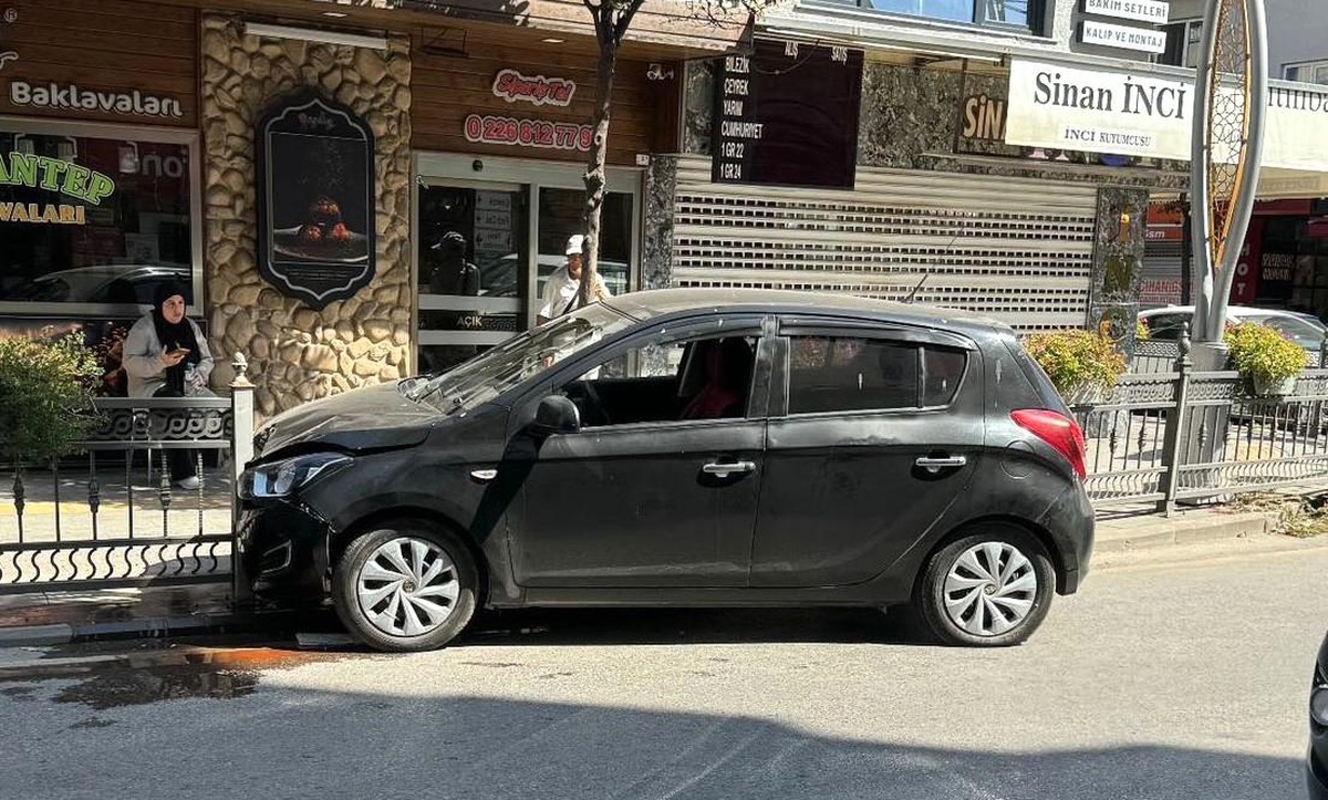 Yalova\'da Kontrolden Çıkan Otomobil Kaldırımda Demir Parmaklıklara Çarptı
