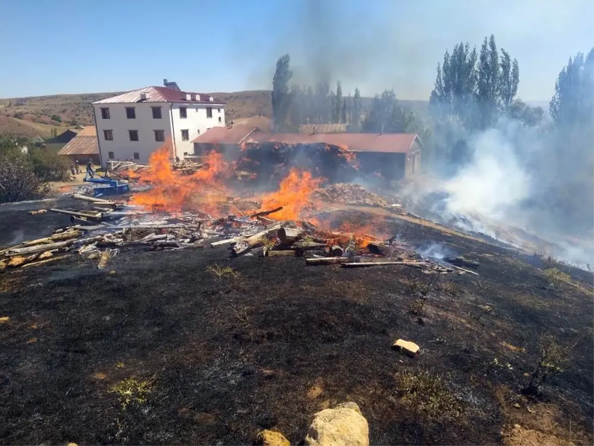 Sivas\'ın Yıldızeli ilçesinde köyde çıkan yangında saman balyaları kullanılamaz hale geldi