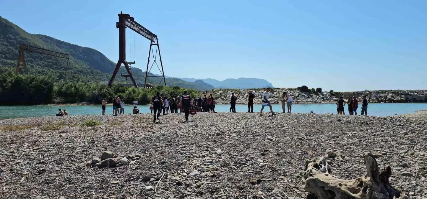 Cide\'de Dereye Giren Genç Boğularak Hayatını Kaybetti