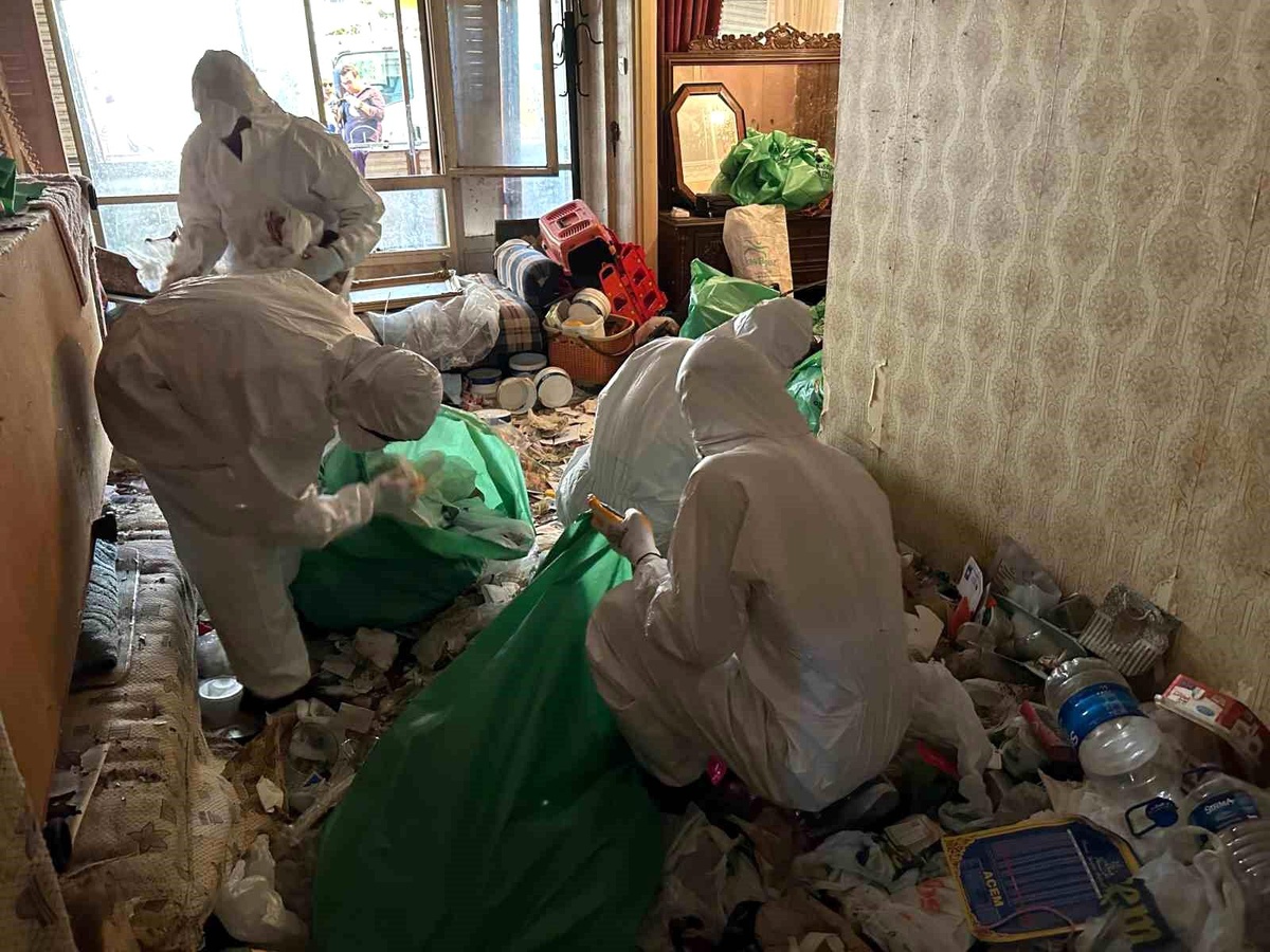 İzmir\'de 25 yıl boyunca çöp biriktiren çiftin evinden 10 kamyon çöp çıktı