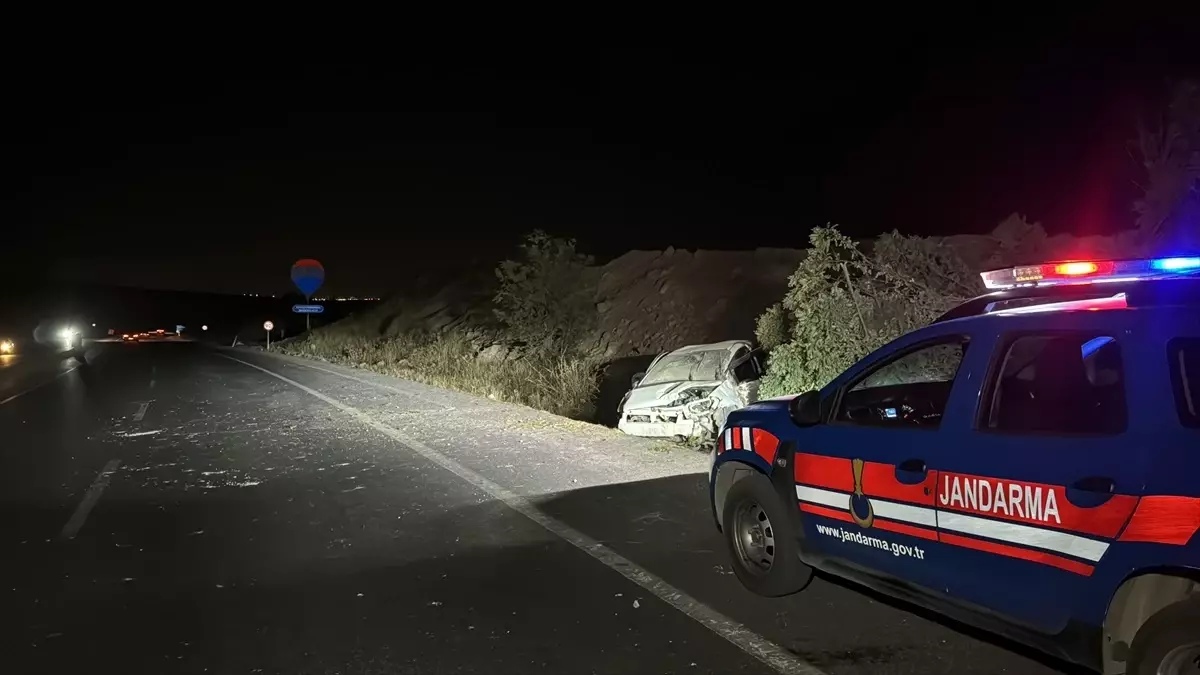 Adıyaman\'da Otomobil Şarampole Devrildi: 4 Yaralı