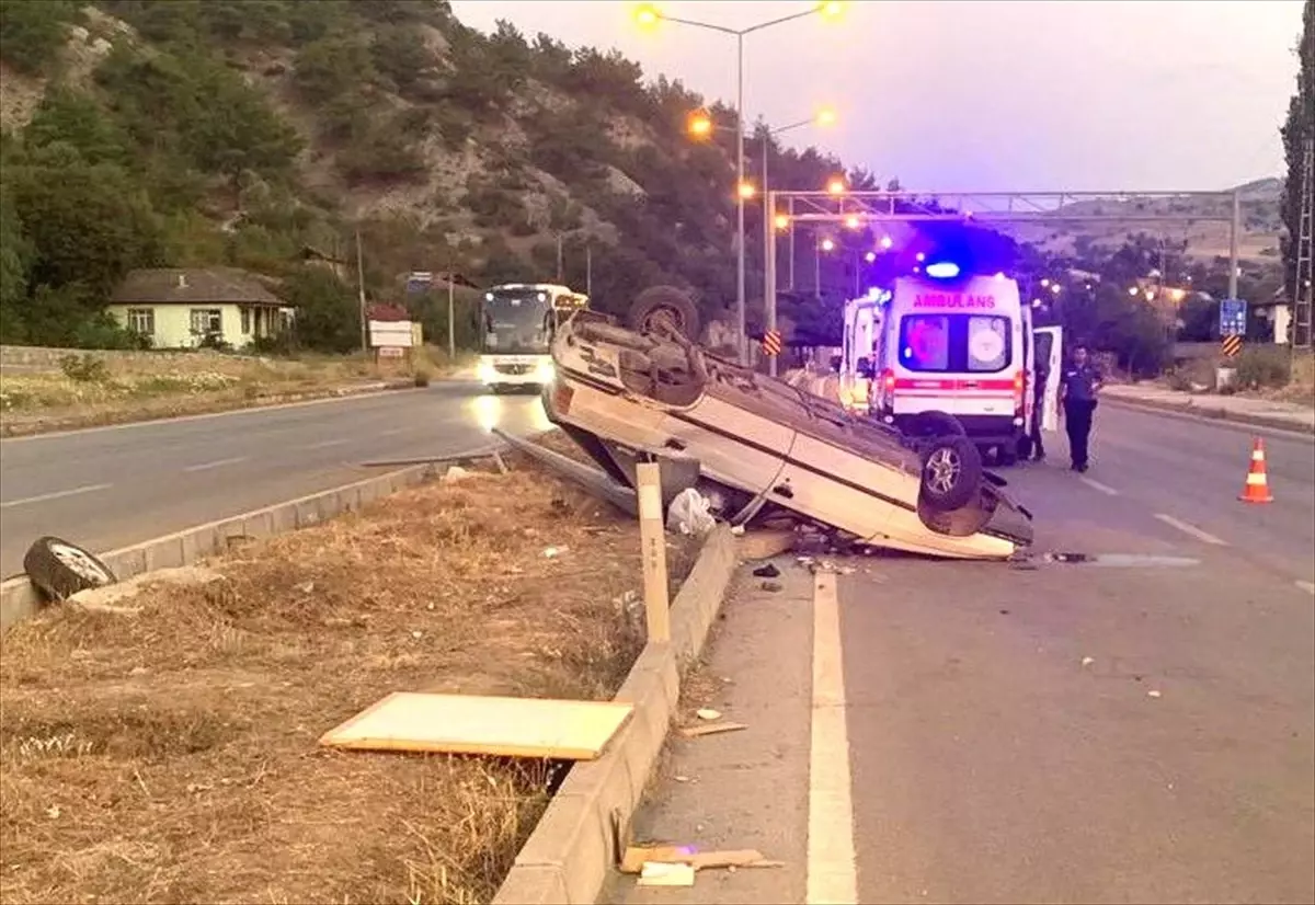 Amasya\'da otomobil aydınlatma direğine çarptı: 4 yaralı