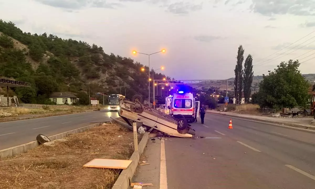 Amasya\'da otomobil refüje dalıp aydınlatma direğine çarptı: 4 yaralı