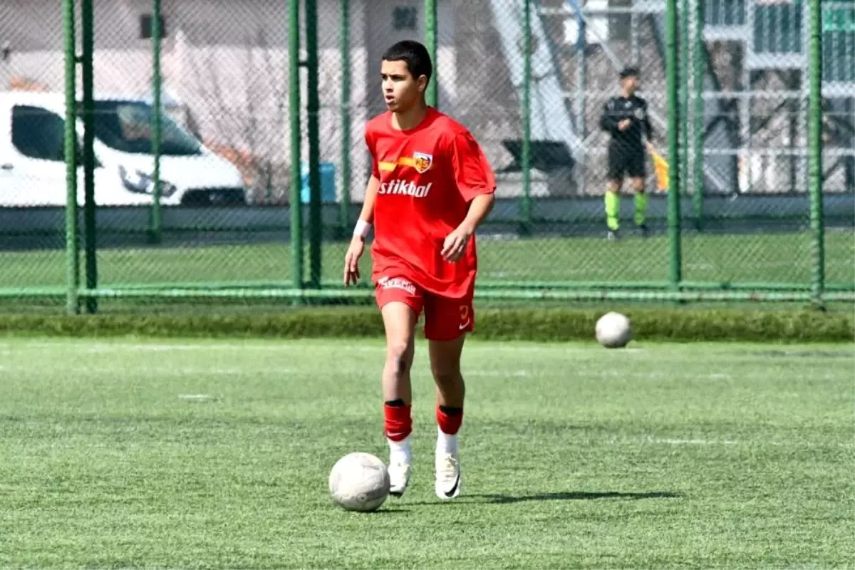 Kayserispor\'un genç futbolcusu Aras Çelik, U15 milli takım aday kadrosuna davet edildi