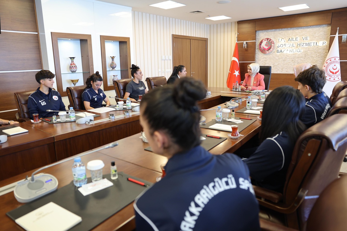 Bakan Göktaş, Ağrı ve Hakkarili kadın futbolcularla bir araya geldi