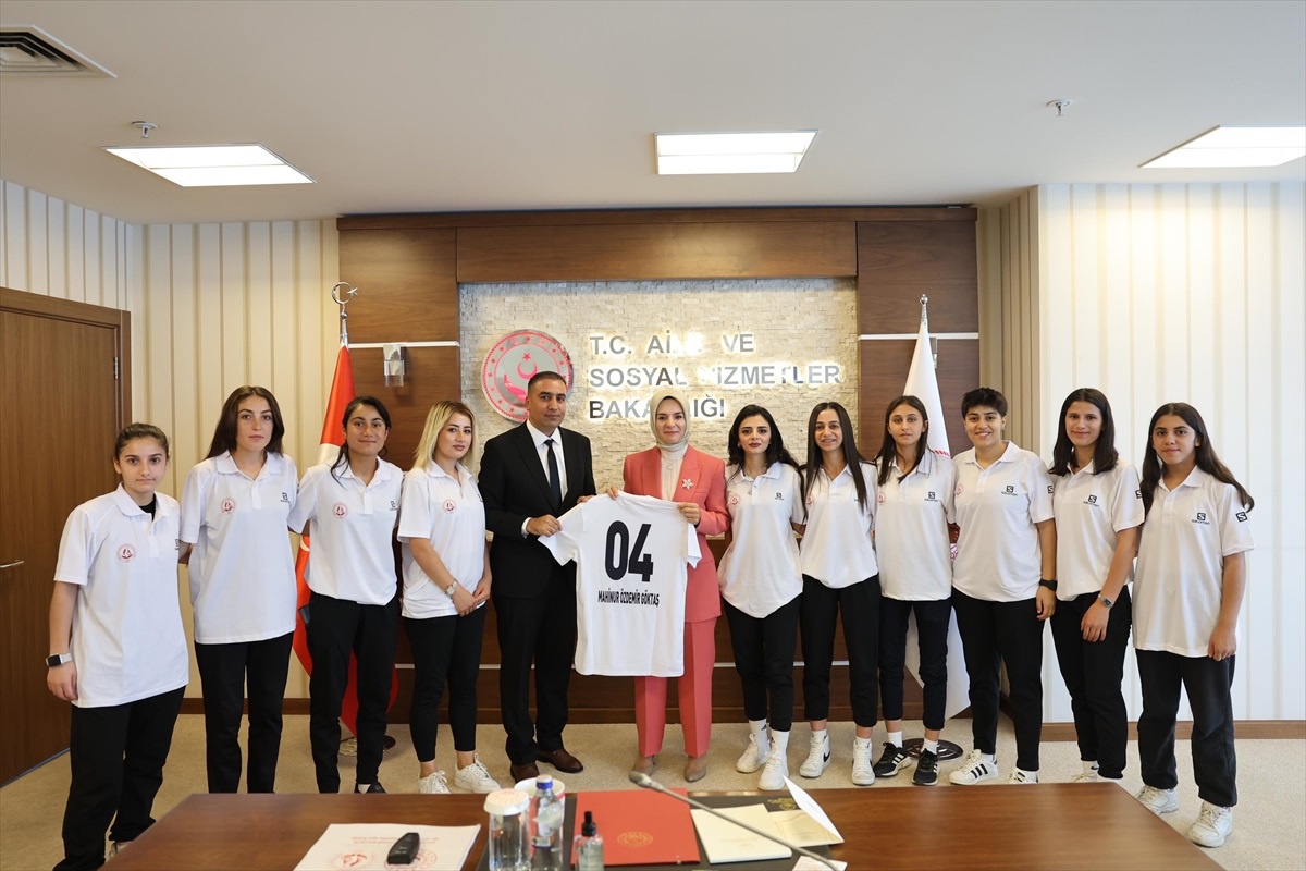 Bakan Göktaş, Ağrı ve Hakkarili kadın futbolcularla bir araya geldi