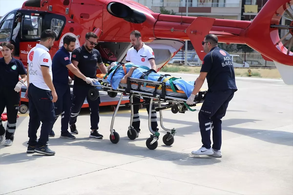 Diyarbakır\'da trafik kazasında yaralanan yaşlı kadın ambulans helikopterle hastaneye ulaştırıldı