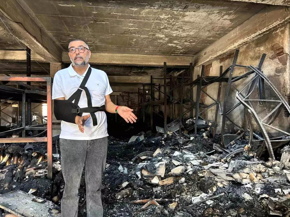 İzmir\'de Yamanlar Dağı\'ndaki Yangında İşletme Sahibi 20 Yıllık Emeğinin Kül Olduğunu İzledi