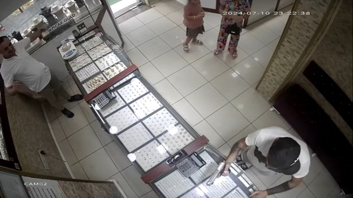 EYÜPSULTAN\'da Kuyumcuya Silahlı Saldırı: 5 Bin Lira Gasbedildi