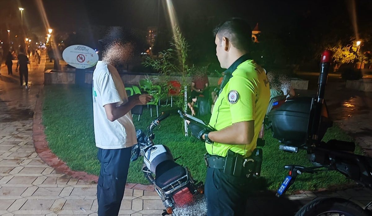 Gaziantep\'te parklarda yapılan denetimlerde 1 aranan şahıs ve 2 ruhsatsız tabanca yakalandı