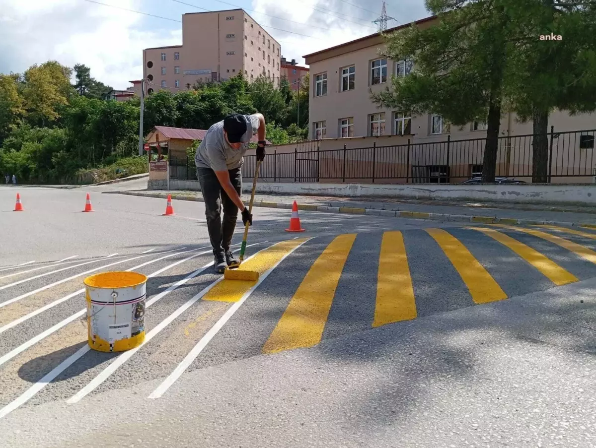 Giresun Belediyesi Okul Çevrelerinde Yaya Geçidi Boyama Çalışmalarına Hız Verdi