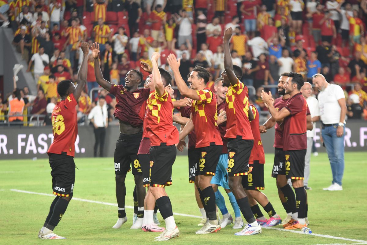 Göztepe, Fenerbahçe\'ye karşı geri dönüş yaparak beraberlikle ayrıldı
