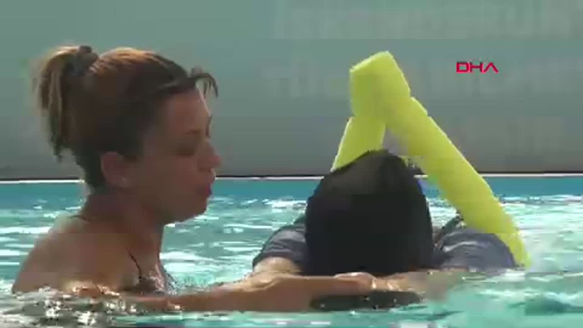 İskenderun Gençlik ve Spor İlçe Müdürlüğü Down Sendromlu Çocuklara Yüzme Eğitimi Veriyor