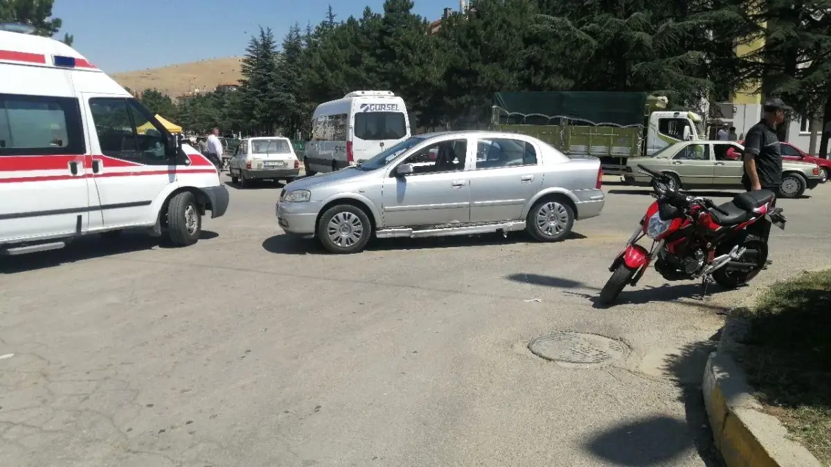 Isparta\'da otomobil ile motosiklet çarpıştı: 1 yaralı