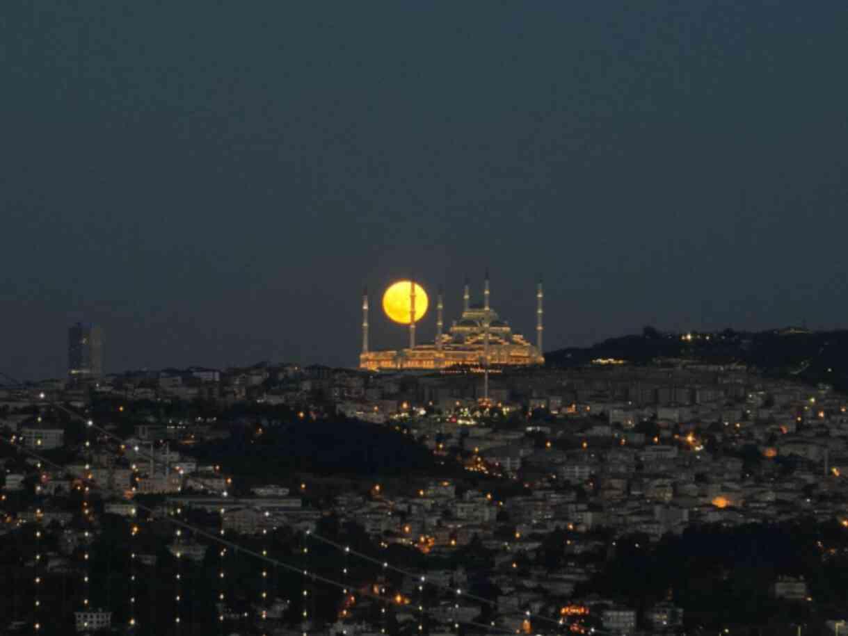 İstanbul'da 'Süper Mavi Dolunay' manzarası nefes kesti