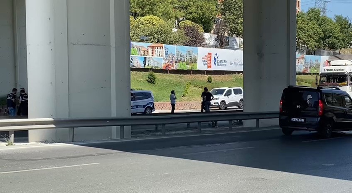 Esenler\'de Polis Memuruna Otomobil Çarptı
