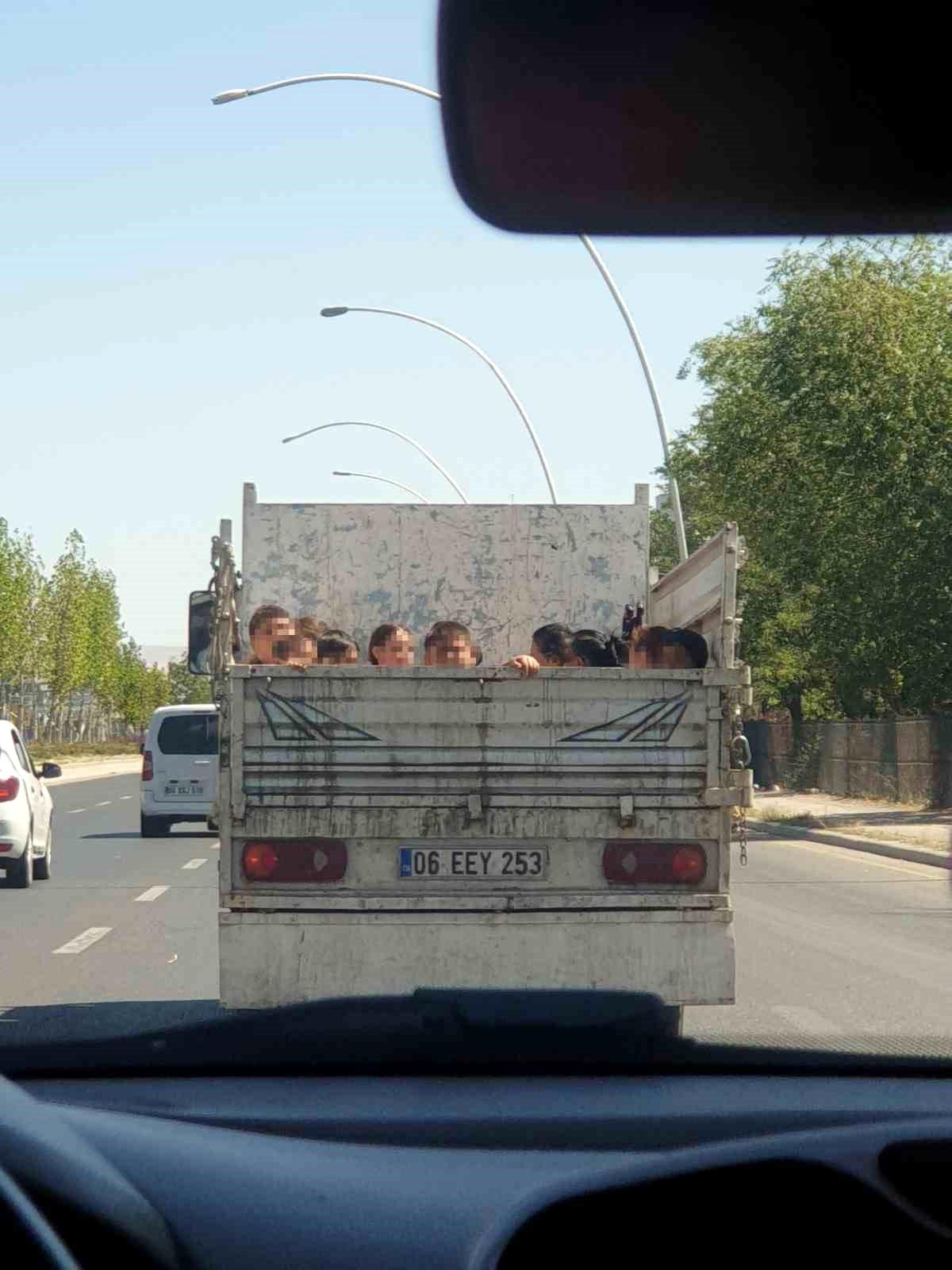 Ankara\'da Tehlikeli Yolculuk Yapan Kamyonet Kameraya Yansıdı