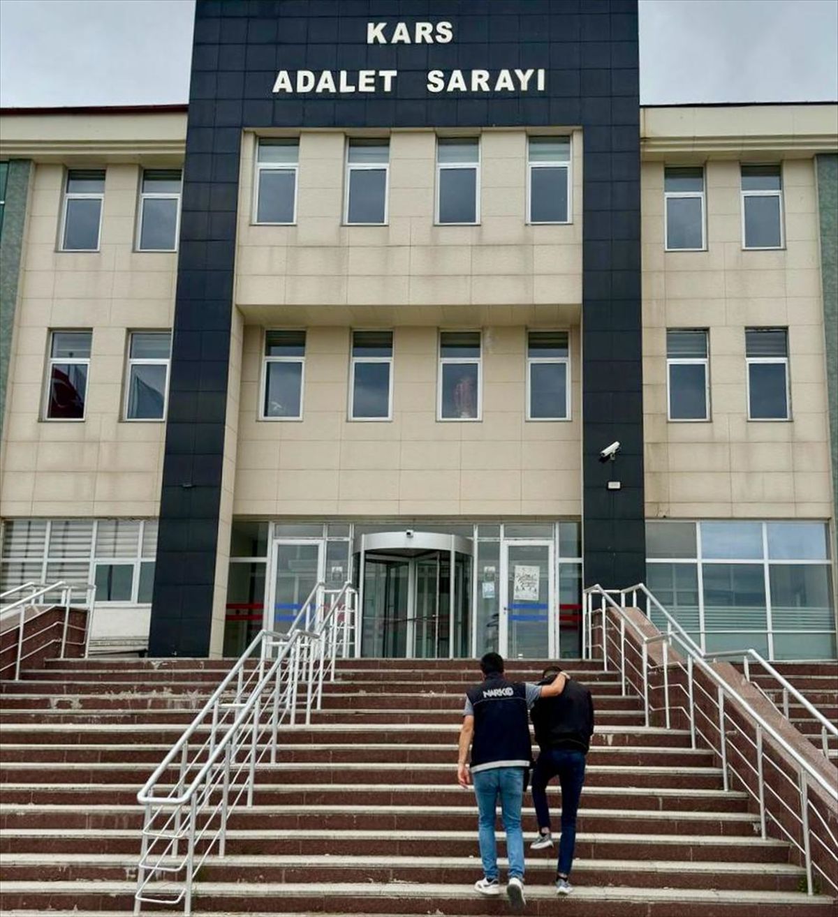 Kars\'ta sokak satıcılarına yönelik uyuşturucu operasyonunda 1 zanlı tutuklandı