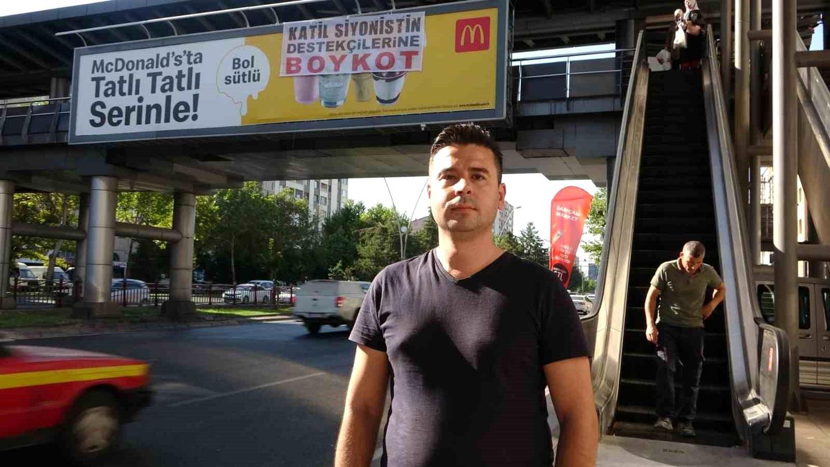 Kayseri\'de McDonald\'s Reklamına Boykot Pankartı Asıldı