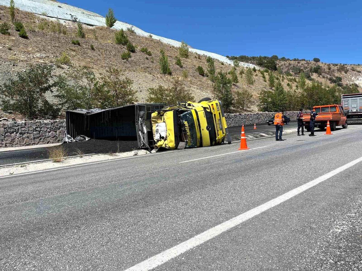Çankırı\'da Kömür Yüklü Tır Devrildi, Karayolu Trafiğe Kapandı