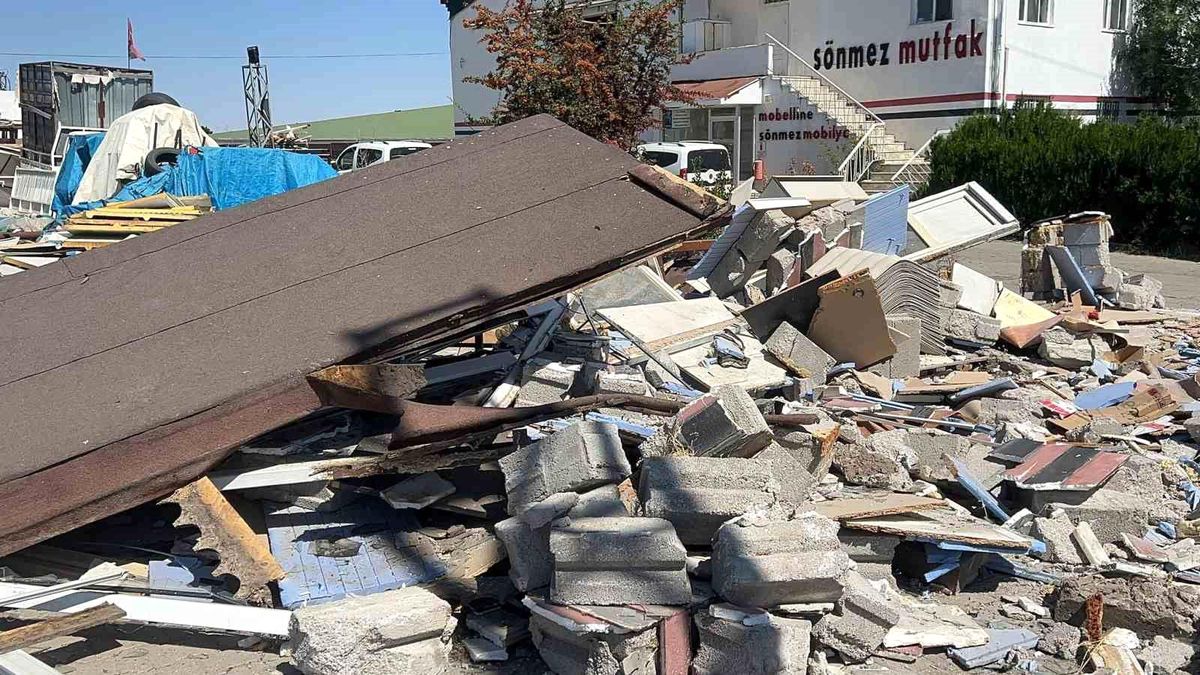 Nevşehir\'de Kontrolden Çıkan Tır İş Yerinin Güvenlik Kulübesine Çarptı