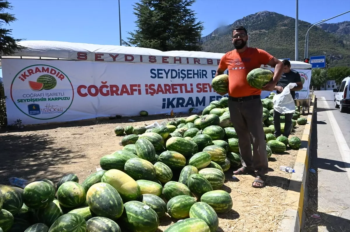 Seydişehir\'in coğrafi işaretli karpuzu sürücülere ikram edildi