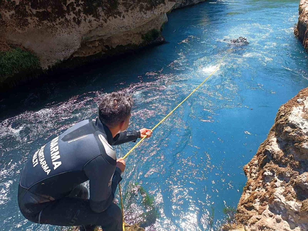Antalya\'da serinlemek için girdiği çayda kaybolan genç aranıyor