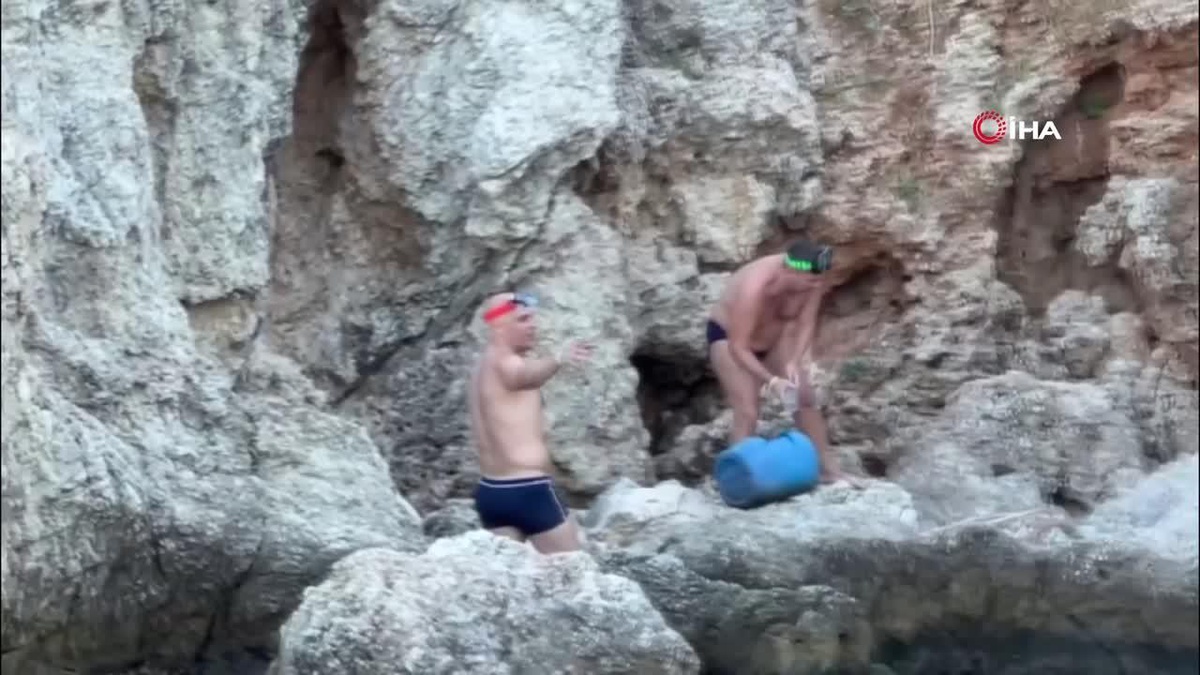 Lüks Yatla Tura Çıkıp, Çöp Toplamak İçin Yarışıyorlar