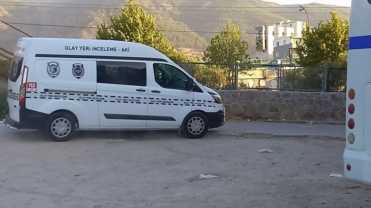 Manisa\'da park halindeki 19 aracın lastikleri kesildi