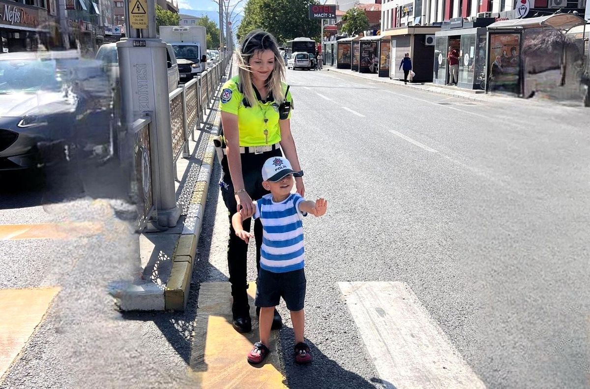 Erzincan\'da hayalinin polis olmak olduğunu söyleyen çocuğa polis ablasından destek
