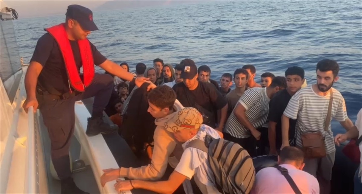 Muğla açıklarında 37\'si geri itilen 89 düzensiz göçmen kurtarıldı