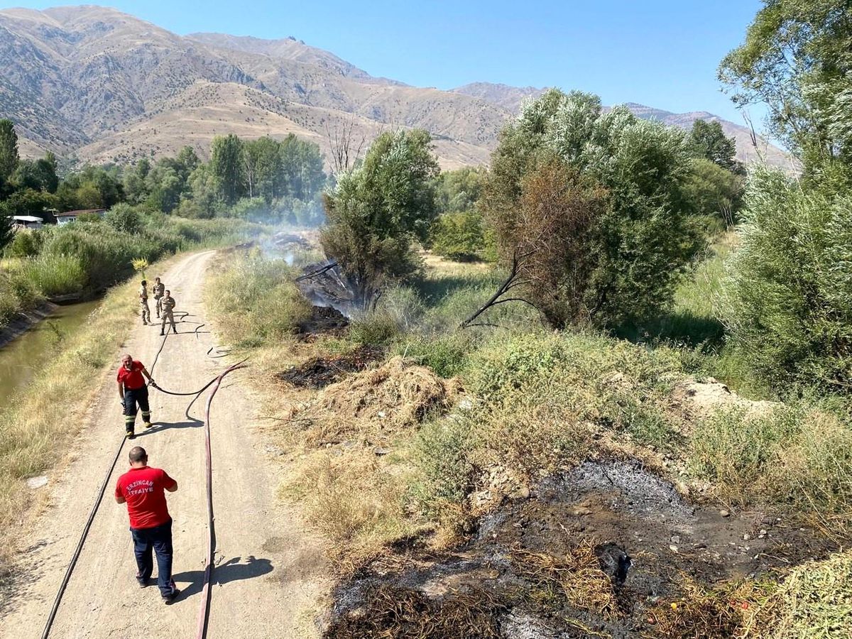 Erzincan\'da çıkan örtü yangını itfaiye tarafından söndürüldü