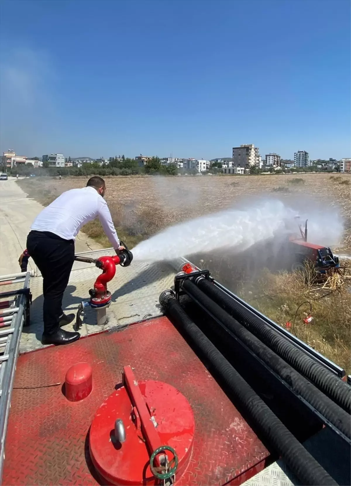 Kadirli\'de traktör yangını: Araçta hasar oluştu